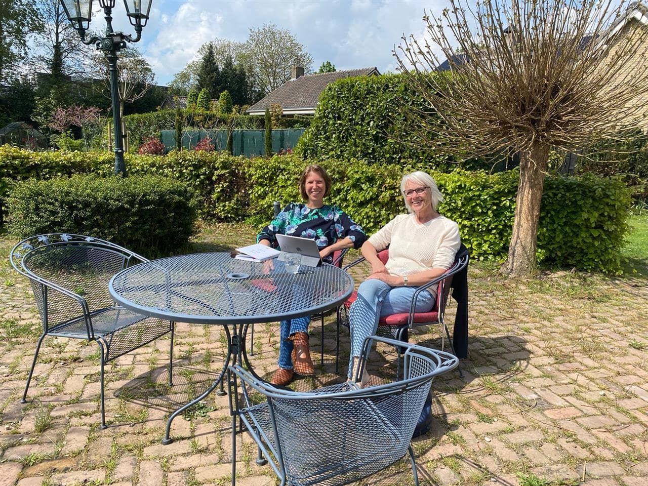 Marieke en Emily genieten van hun eigen 'Nu-Even-Niet'-dag.